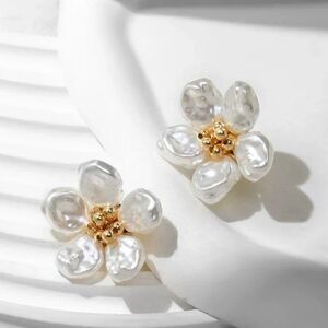 Pearl Flo stud earrings M205